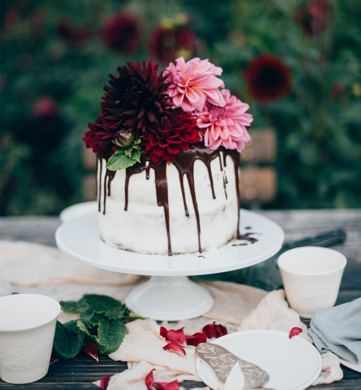 Silvia Fischer. Echte Kuchenliebe. Rezept für Drip Cake Torte mit frischen Blumen