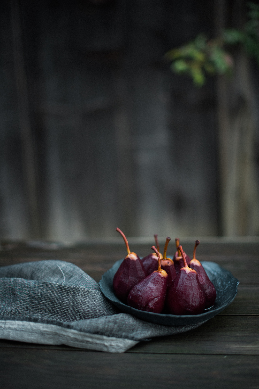 Silvia Fischer. Echte Kuchenliebe. Rotwein-Birnen für Schokoladekuchen Rezept