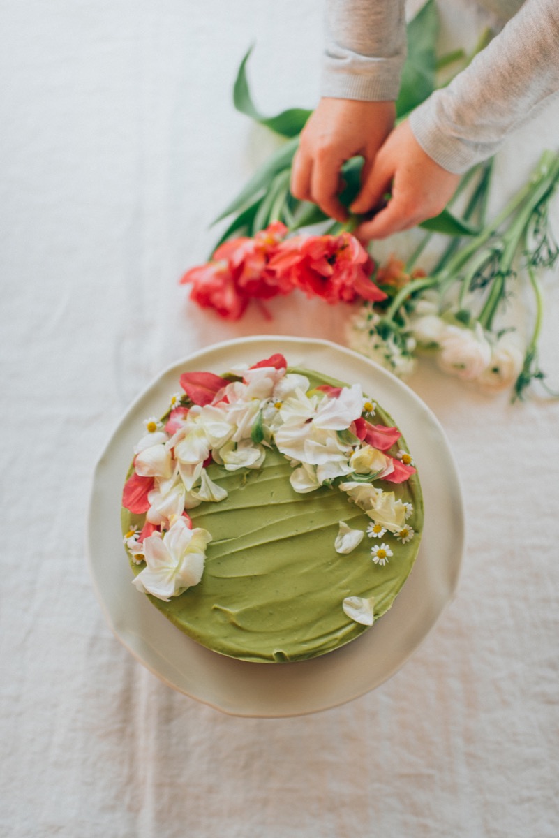 Avocadotorte mit Schokolade und essbaren Blüten für Ostern und Frühling, Silvia Fischer, echte Kuchenliebe