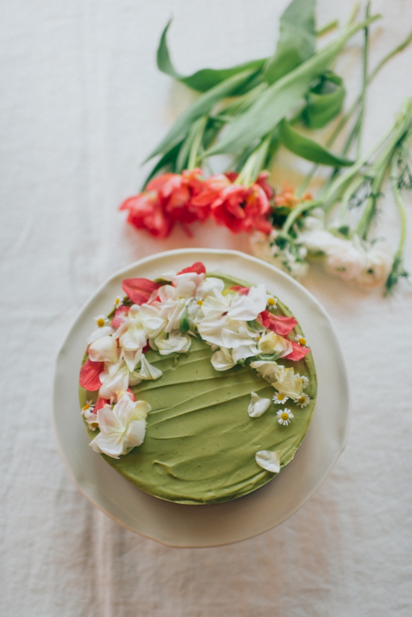 Avocadotorte mit Schokolade und essbaren Blüten für Ostern und Frühling, Silvia Fischer, echte Kuchenliebe