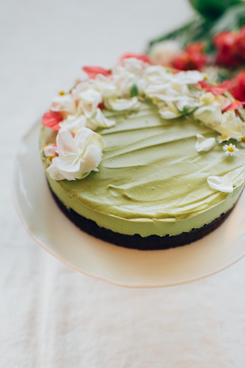 Avocadotorte mit Schokolade und essbaren Blüten für Ostern und Frühling, Silvia Fischer, echte Kuchenliebe