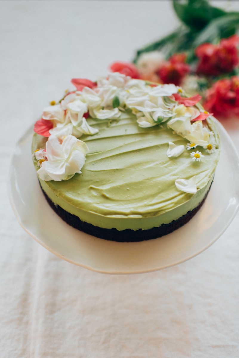 Avocadotorte mit Schokolade und essbaren Blüten für Ostern und Frühling, Silvia Fischer, echte Kuchenliebe