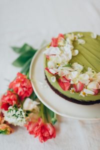 Avocadotorte mit Schokolade und essbaren Blüten für Ostern und Frühling, Silvia Fischer, echte Kuchenliebe