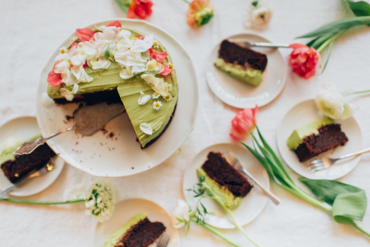 Avocadotorte mit Schokolade und essbaren Blüten für Ostern und Frühling, Silvia Fischer, echte Kuchenliebe