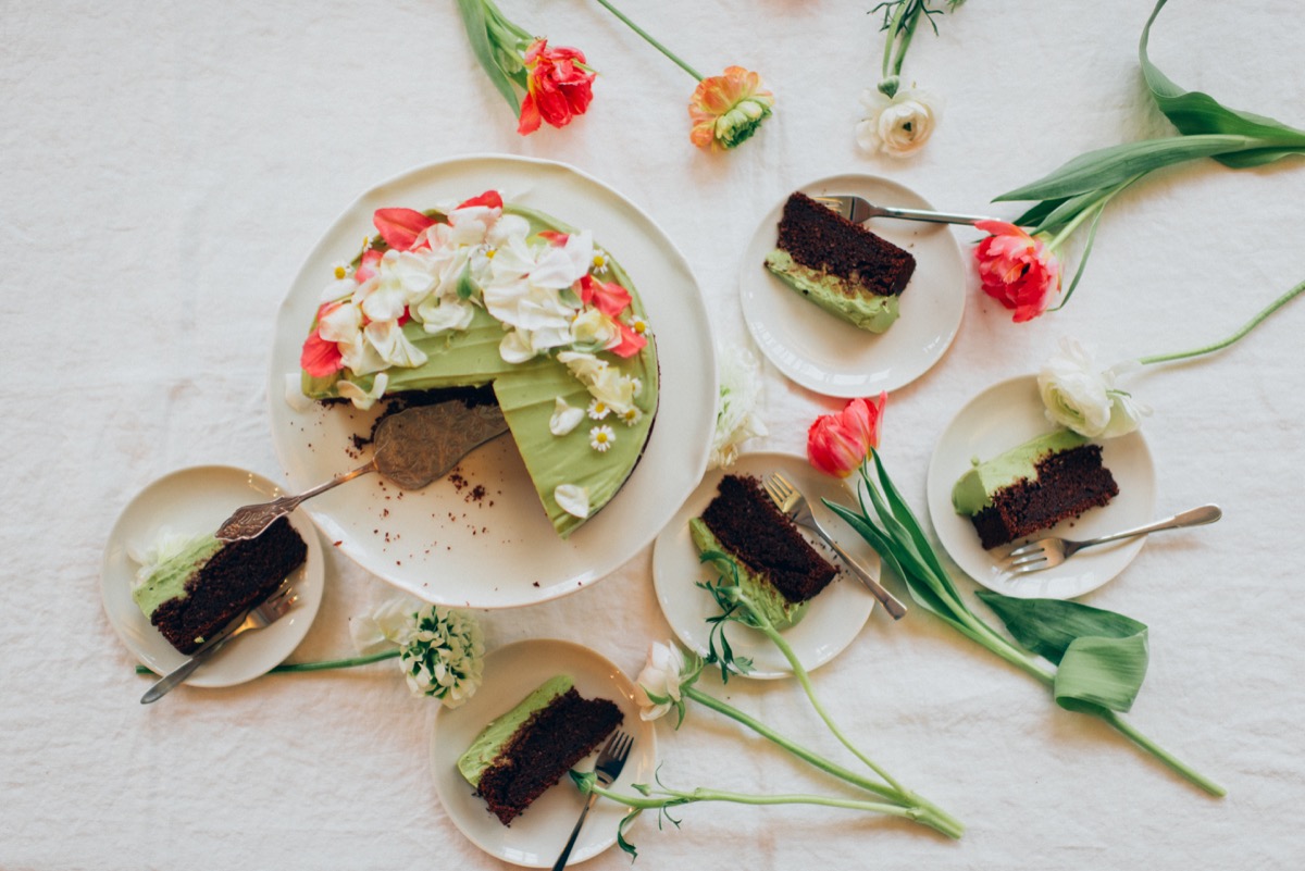 Avocadotorte mit Schokolade und essbaren Blüten für Ostern und Frühling, Silvia Fischer, echte Kuchenliebe