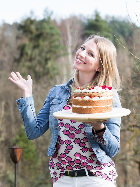 Camilla mit ihrem Naked Cakes. Backen mit Hofer und Silvia Fischer