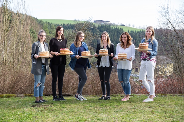 Bloggerinnen mit ihren Naked Cakes. Backkurs mit Hofer und Silvia Fischer