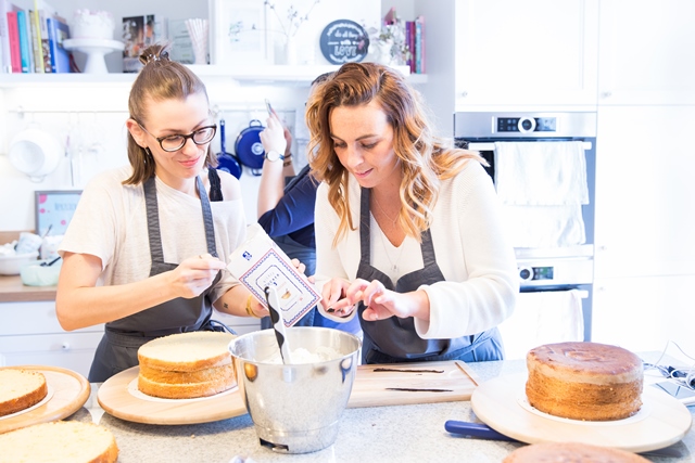 Sarah-Allegr und Stefanie beim Naked Cake Backen mit Hofer und Silvia Fischer
