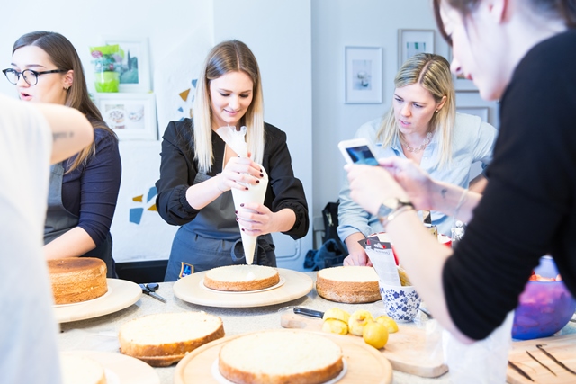 Naked Cakes Backkurs mit Silvia Fischer. Backen mit Hofer.