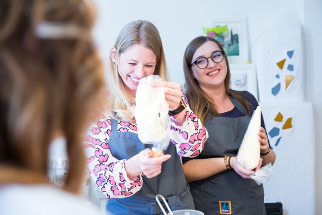 Bloggerinnen backen Naked Cakes mit Hofer und Silvia Fischer