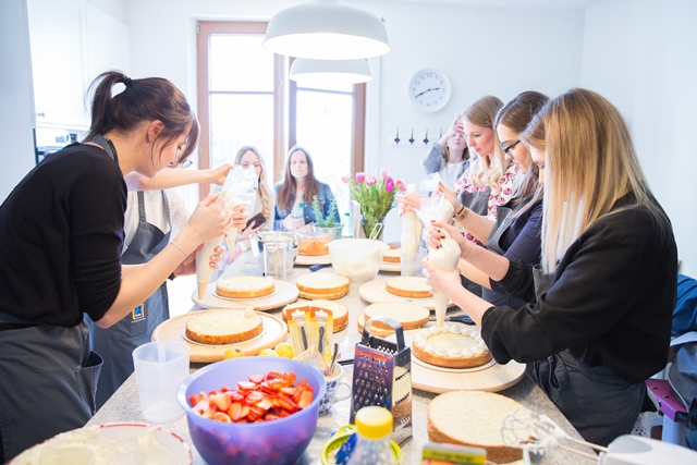 Naked Cakes Backkurs mit Silvia Fischer. Backen mit Hofer.