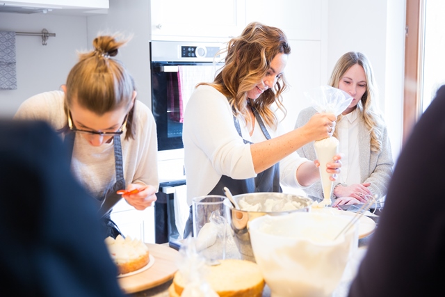 Bloggerinnen backen Naked Cakes mit Hofer und Silvia Fischer, echte Kuchenliebe