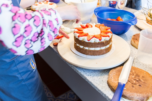 Naked Cakes Backkurs mit Silvia Fischer. Backen mit Hofer.