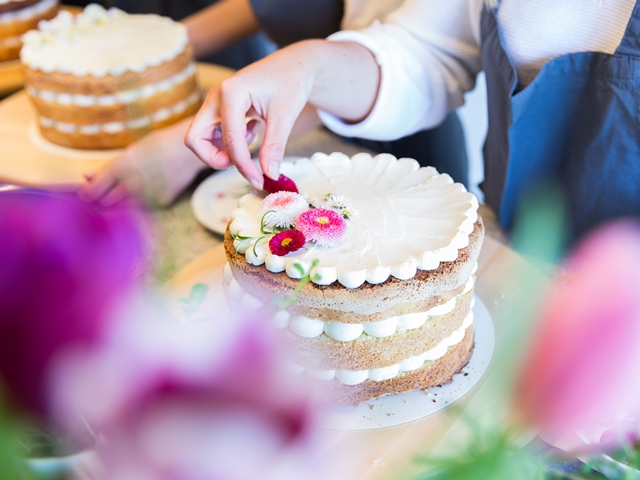 Naked Cake backen und mit essbaren Blumen dekorieren