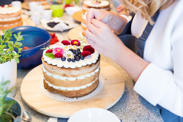 Naked Cake backen und dekorieren