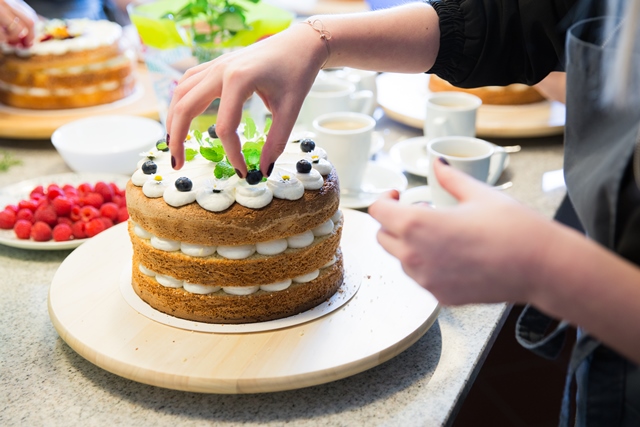 Naked Cake backen und dekorieren