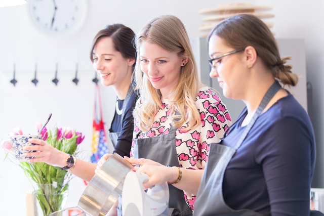 Naked Cakes Backkurs mit Silvia Fischer. Backen mit Hofer.