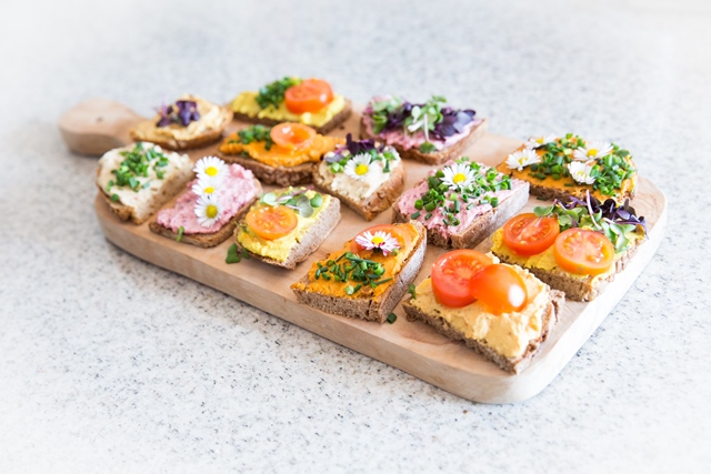 Brötchen mit Bio-Aufstrichen von Hofer und essbaren Blüten