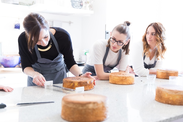 Naked Cake Tortenboden schneiden. Backkurs mit Silvia Fischer